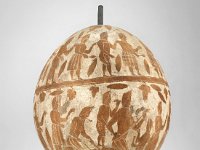 Ame 23 a  Ame 23, Niederländisch Guayana (Surinam), Marron, 2. Hälfte 18. Jahrhundert, Klangkörper eines Saiteninstruments, Frucht des Kalebassenbaumes (Crescentia cuyete L.), Leder, Holz, Kaolin, H ca. 19 cm, B ca. 14,4 cm, T ca 12 cm : Museumsfoto: Claus Cordes, Bestandskatalog Ethnologie